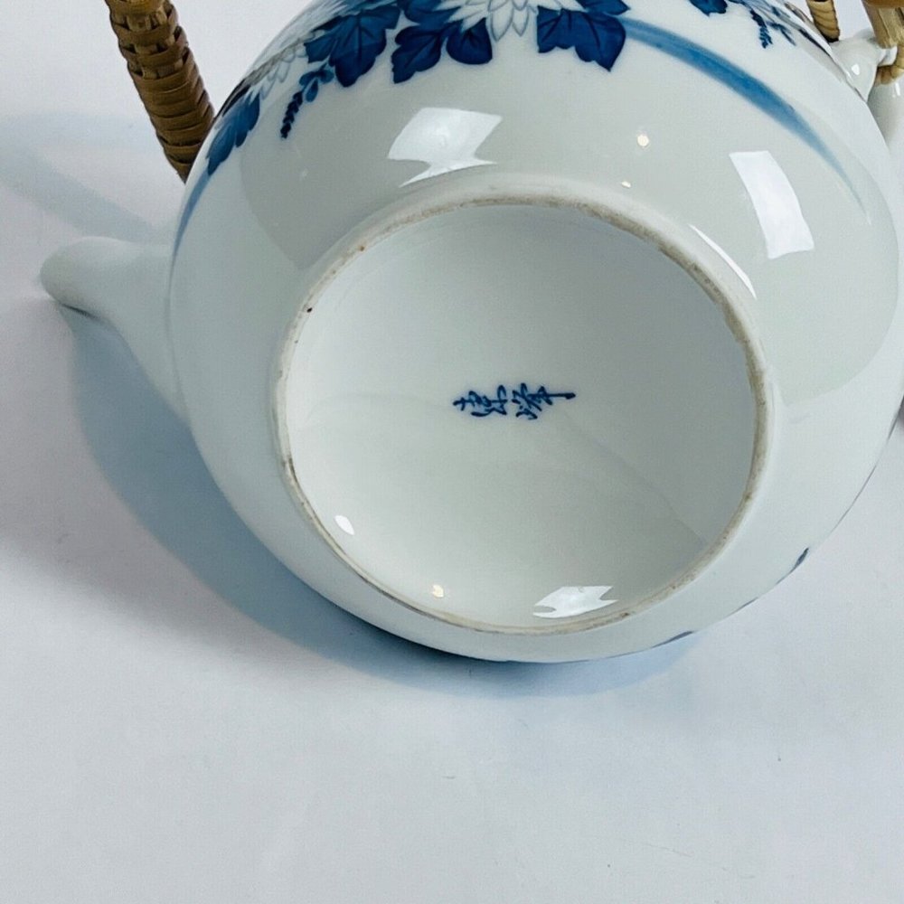 Japanese Dobin Floral Arita-yaki Porcelain Debeso Blue White Teapot - Picture 4 of 7